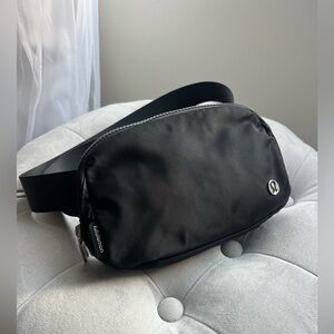 Lululemon everywhere belt bag
